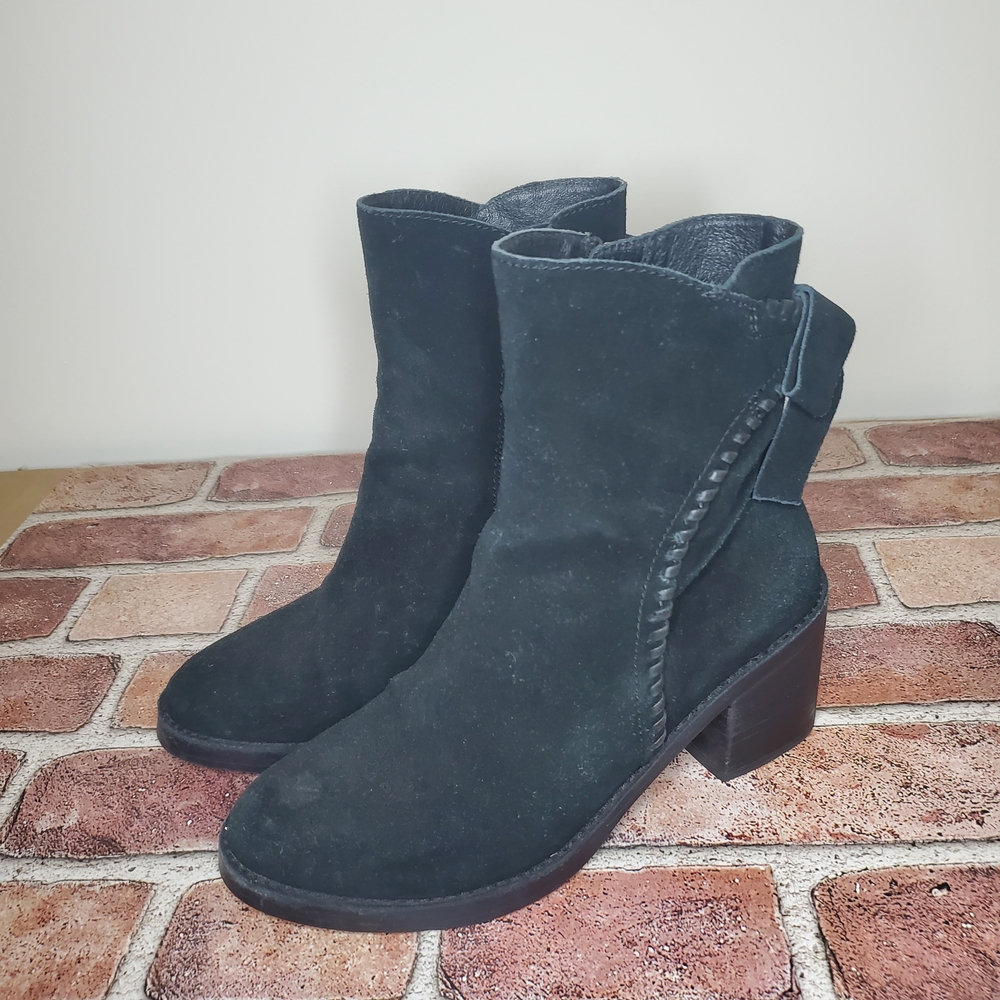 UGG Fraise Whipstitch Black Suede Bootie Size 6